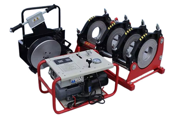 Mesin HDPE digunakan untuk proses penyambungan pipa dengan hasil yang presisi, kuat, dan minim kebocoran, sehingga instalasi lebih aman dan efisien.